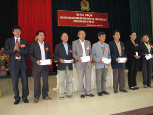 Lãnh đạo Quỹ TDND liên phường Phương Lâm-Đồng Tiến tặng thưởng cho các thành viên có nhiều đóng góp trong hoạt động kinh doanh năm 2014.

