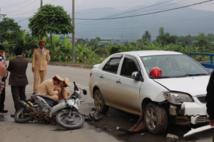 Lực lượng CSGT khám nghiệm hiện trường vụ tai nạn giao thông.