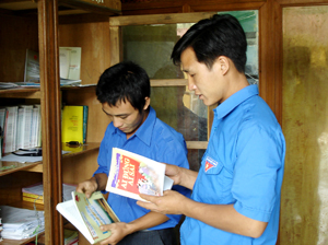 ĐV-TN xã Pà Cò (Mai Châu) tìm hiểu thông tin pháp luật thông qua “tủ sách pháp luật” tại điểm Bưu điện văn hóa xã.
