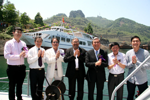 Các đại biểu chúc mừng lễ hạ thủy tàu du lịch Hòa Bình 68.