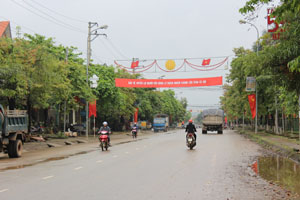 Huyện Tân Lạc đẩy mạnh tuyên truyền trực quan bằng băng rôn trang trí trên các trục đường về chủ đề Đại hội Đảng các cấp, tiến tới Đại hội lần thứ XII của Đảng.