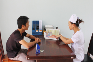 Cán bộ Trạm y tế xã Mai Hạ (Mai Châu) tư vấn cách phòng tránh lây nhiễm HIV qua đường tình dục.