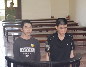 Dù liên tục đi tù nhưng Lã Hữu Tùng (áo đen bên phải) vẫn không từ bỏ thói trộm cắp.