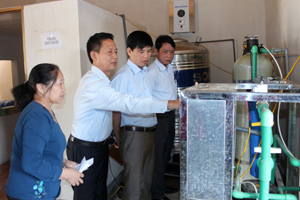 Đoàn kiểm tra thực tế tại xưởng sản xuất nước tinh khiết đóng chai tại Công ty TNHH Hùng Dương (Tân Lạc).