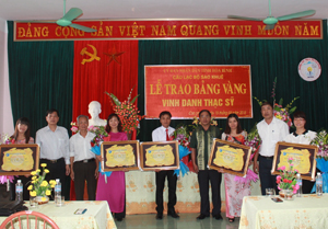 CLB Sao Khuê trao bảng vàng vinh danh các thạc sĩ huyện Cao Phong năm 2015.

