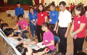 Lãnh đạo Hội CTĐ tỉnh, thành phố Hòa Bình động viên sinh viên trường Cao đẳng sư phạm Hòa Bình đang hiến máu.