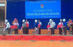 Lãnh đạo Tỉnh đoàn, UBND huyện Lạc Sơn, xã Văn Nghĩa và đơn vị thi công - Công ty CP 26/3 động thổ trong lễ khởi công xây dựng cầu nông thôn tỉnh năm 2015.