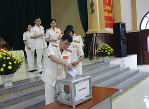 Đại biểu dự Đại hội điểm Đảng bộ Công an huyện Kỳ Sơn bỏ phiếu bầu Ban chấp hành nhiệm kỳ 2015 - 2020.