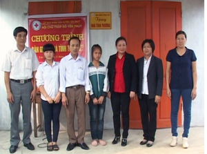 Lãnh đạo Hội CTĐ tỉnh, UBMTTQ, Hội CTĐ  huyện Yên Thủy  và xã Yên Lạc trao nhà cho 2 cháu Huyền và My.