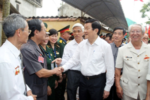Chủ tịch nước Trương Tấn Sang với các chiến sĩ cách mạng bị địch bắt tù đày. Ảnh: NGUYỄN KHANG (TTXVN) 
