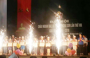 Hội đồng Đội huyện Lương Sơn khen thưởng cho các đội viên xuất sắc trong các phong trào thi đua.