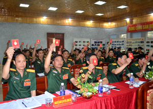 Biểu quyết thông qua Nghị quyết Đại hội Đảng bộ quân sự huyện Lương Sơn khóa XXVII (nhiệm kỳ 2015 - 2020).