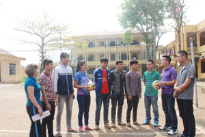 Đội ngũ giáo viên TD-TT và các VĐV xuất sắc của trường THPT Kim Bôi trong một buổi tập.