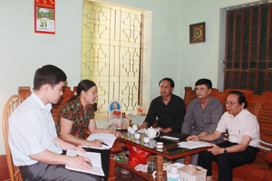 Cán bộ Ban Tuyên giáo Huyện ủy Lạc Sơn trao đổi kinh nghiệm,  nắm bắt việc thực hiện Chỉ thị số 03 ở chi bộ phố Hữu Nghị, thị trấn Vụ Bản. 
