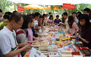 Độc giả tìm mua sách tại Ngày sách Việt Nam lần thứ hai. Ảnh: DUY LINH 
