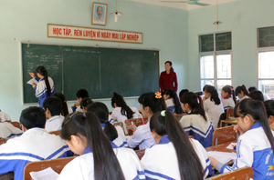 Giáo viên trường THPT Lạc Sơn tổ chức ôn thi cho các em học sinh lớp 12A1.