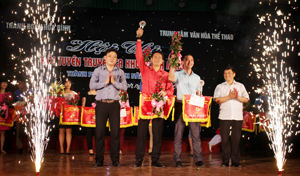 BTC trao giải nhất cho trường THPT chuyên Hoàng Văn Thụ và THPT Công Nghiệp.