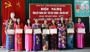 Lãnh đạo Công đoàn giáo dục Việt Nam trao giấy chứng nhận “Giỏi việc trường - đảm việc nhà” cho đội ngũ cán bộ, GV tỉnh ta.