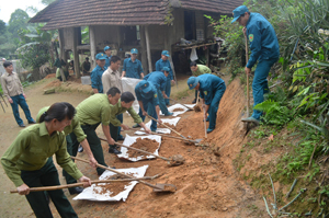 Lực lượng dân quân xã Yên Phú và CB, CS Ban CHQS huyện Lạc Sơn tham gia giúp đỡ gia đình chính sách trên địa bàn.