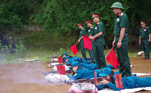 Lực lượng dân quân thị trấn Mai Châu thực hiện khoa mục bắn đạn thật.