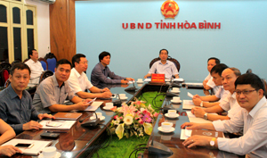 Đồng chí Nguyễn Văn Quang, Chủ tịch UBND tỉnh và các đại biểu dự hội nghị tại điểm cầu tỉnh ta.