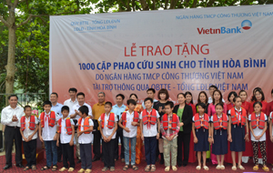 Lãnh đạo Tổng LĐLĐ Việt Nam, Viettin bank, LĐLĐ tỉnh trao cặp phao cứu sinh cho các em học sinh trường TH Hiền Lương (Đà Bắc).