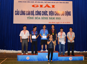 BTC trao Huy chương cho các vận động viên có thành tích xuất sắc trong giải đấu.