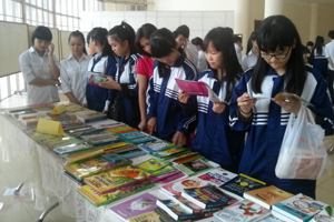 Học sinh trường THCS Lý Tự Trọng (TP Hòa Bình) đọc sách tại buổi trưng bày sách do Thư viện tỉnh tổ chức.