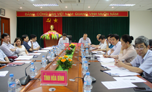 Đồng chí Bùi Văn Cửu, Phó Chủ tịch TT UBND tỉnh và đại diện lãnh đạo Sở Y tế, các bệnh viện dự hội nghị tại điểm cẩu tỉnh ta.