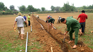 Nhân dân xóm Quán Ngoài ( Đông Phong) làm đường dẫn nước về sinh hoạt.