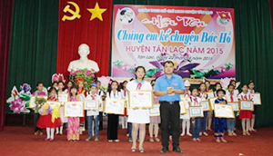 BTC hội thi trao giải nhất cho thí sinh Đào Hà Chi, lớp 8B, trường THCS Kim Đồng.