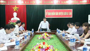 Đồng chí Bùi Văn Khánh, Phó Chủ tịch UBND tỉnh cùng lãnh đạo các sở, ngành làm việc với UBND huyện lương Sơn.
