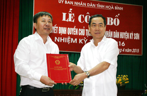 Đồng chí Nguyễn Văn Quang, Chủ tịch UBND tỉnh trao Quyết định quyền Chủ tịch UBND huyện Kỳ Sơn cho đồng chí Trần Hải Lâm.