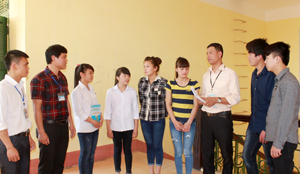 Đội ngũ CB, GV và học sinh trường THPT Thạch Yên (Cao Phong) trao đổi kinh nghiệm nhằm có các giải pháp ôn tập tốt nhất.