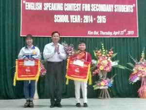 Lãnh đạo Phòng Giáo dục huyện Kim Bôi trao giả nhất cho trường THCS thị trấn Bo, THCS xã Hạ Bì.