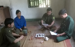 Gia đình ông Bùi Văn Linh, xóm Khoáy, xã Lập Chiệng (Kim Bôi) trao đổi về thỏa thuận góp GCNQSDĐ với Công an xã.