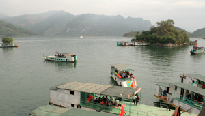 Hồ Hòa Bình là 1 trong 12 điểm nằm trong quy hoạch khu du lịch quốc gia,  được xác định là điểm nhấn phát triển du lịch Hòa Bình.