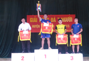 BTC trao giải cho các đội giành thành tích cao tại giải bóng đá 7 người huyện Mai Châu năm 2015.