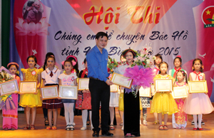 Ban tổ chức trao giải cho thí sinh tại hội thi.
