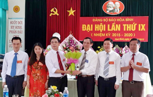 BCH Đảng bộ Báo Hòa Bình khóa IX (nhiệm kỳ 2015 - 2020) ra mắt Đại hội.