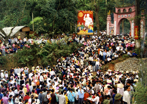 Hàng năm, lễ hội Đền Hùng luôn thu hút hàng vạn du khách đến dâng hương. ảnh: s.t
