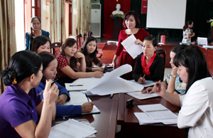 Cán bộ Hội phụ nữ các huyện, thành phố trao đổi chia sẻ kinh nghiêmcông tác, hoạt động Hội.