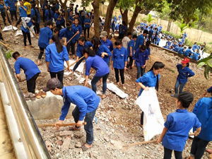 ĐV-TN trường PTDTNT tỉnh hưởng ứng các hoạt động lao động tình nguyện trong Tháng Thanh niên năm 2015.