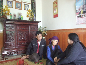 Cán bộ Phòng LĐ -TB&XH huyện Kỳ Sơn đến thăm gia đình Mẹ Việt Nam anh hùng Nguyễn Thị Sự, xóm Múc, xã Hợp Thành.

