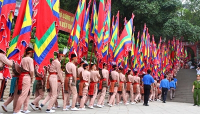 Đoàn 100 con Lạc, cháu Hồng cầm cờ hội lên đền Thượng.