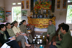 CCB Quách Ngọc Lan, trú tại xóm Lạng, xã Kim Bình, huyện Kim Bôi (bên phải) kể về trận đánh ngày 27/10/1974 khi Tiểu đoàn của ông giữ chốt cao điểm 383.

