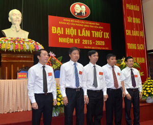 BCH Đảng bộ Văn phòng UBND tỉnh nhiệm kỳ 2015 - 2020 ra mắt đại hội.
