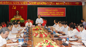 Đồng chí Phạm Quang Nghị, Uỷ viên Bộ Chính trị, Bí thư Thành uỷ Hà Nội phát biểu tại buổi làm việc với lãnh đạo tỉnh.