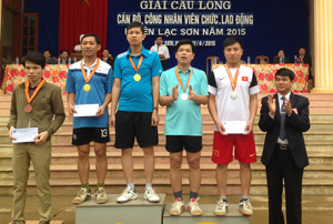 Lãnh đạo LĐLĐ huyện Lạc Sơn trao giải cho các VĐV đạt thành tích cao tại giải.