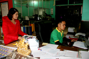 Cơ sở sản xuất gia đình Hạnh Giang, khu 2,  thị trấn Hàng Trạm (Yên Thủy) giải quyết việc làm cho 17 lao động, thu nhập bình quân 3-5 triệu đồng /người/tháng.

